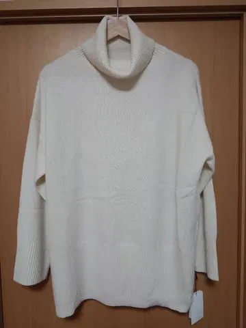 아이보리 터틀넥 니트 긴팔