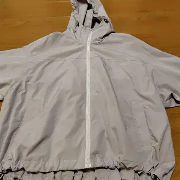 연한 핑크색 마운틴 파카 후드 부착