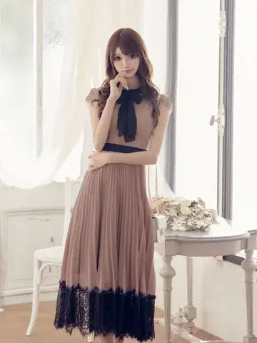 Jewels 베이지 플리츠 드레스