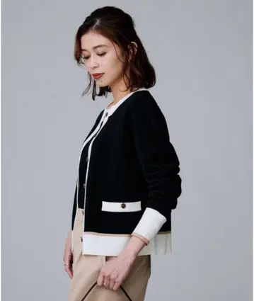 버튼이 달린 블랙 화이트 바이컬러 가디건