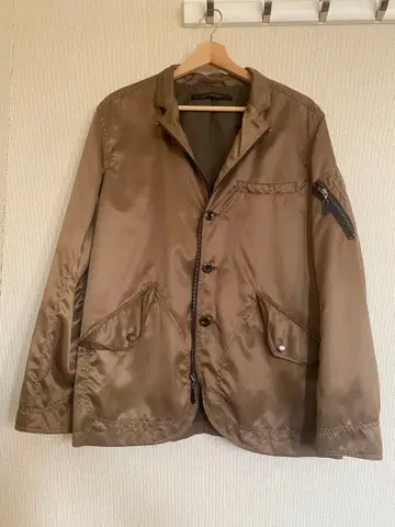 브라운 새틴 자켓 버튼 포함