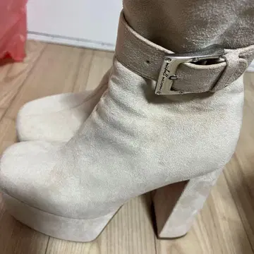 미셸 마카롱 볼륨감 버클 숏부츠 13cm 베이지 M 사이즈