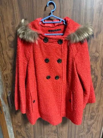 휘드베의 짙은 오렌지색 코트