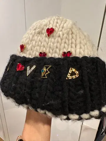 하트 비쥬가 달린 니트 모자