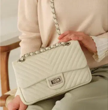 화이트 퀼팅 소가죽 숄더백