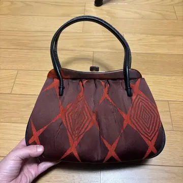 일본 의류용 백 홍차색과 오렌지색의 기하학 패턴