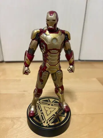 아이언맨 피규어 빨간색과 금색