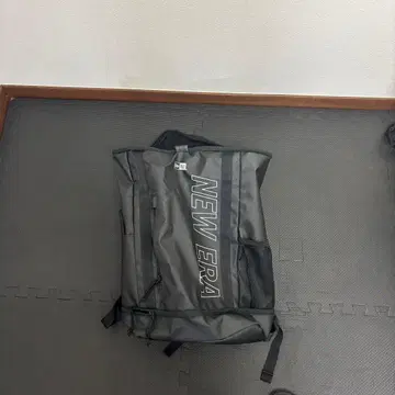 NEW ERA 블랙 백팩