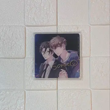 손바닥에 비 오는 밤의 별 하늘과 코스터