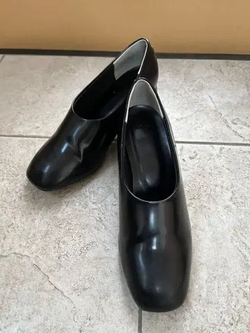 INDIVI 인디비 펌프스 에나멜 블랙 23.5