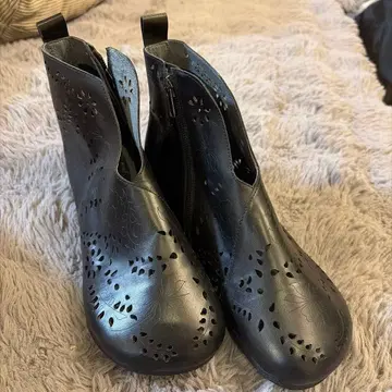 블랙 꽃무늬 컷 아웃 부츠