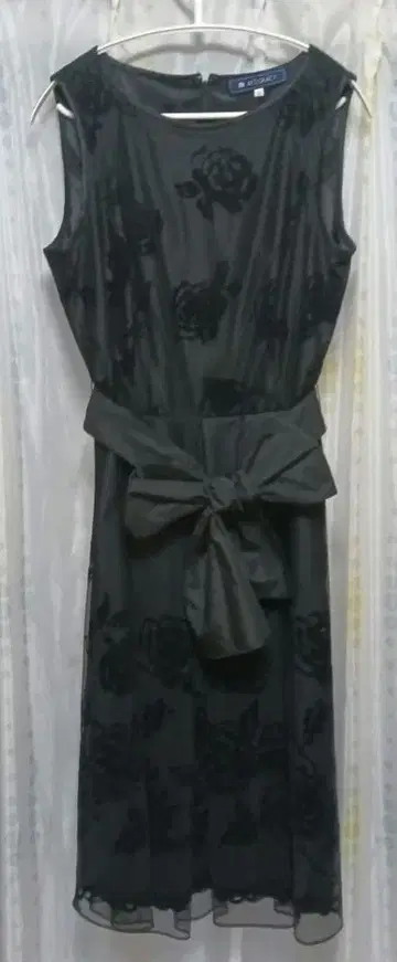 MS GRACY 블랙 슬리브리스 드레스