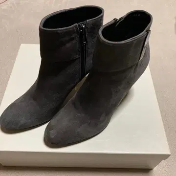 ANTEPRIMA 그레이 스웨이드 지퍼 숏부츠 25.2 새상품