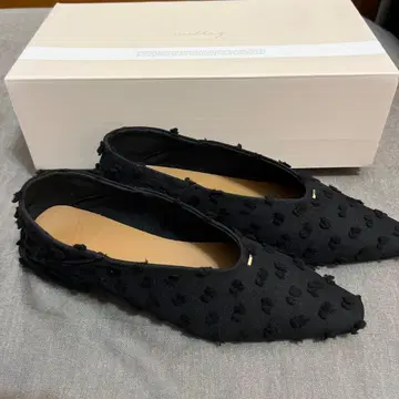 Welleg 폼폼 블랙 플랫슈즈