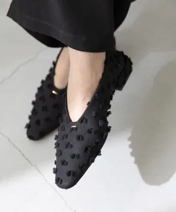 Welleg 폼폼 블랙 플랫슈즈