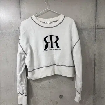 로고 화이트 크롭 맨투맨