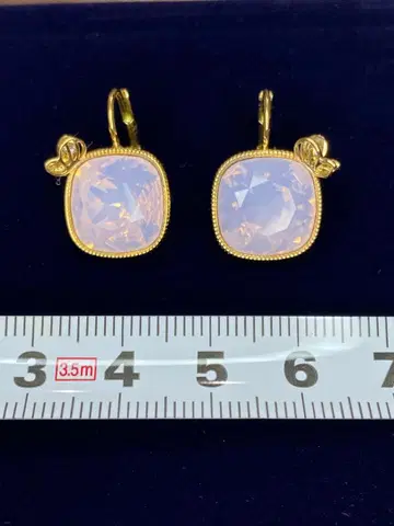 스와로브스키 오팔색 스퀘어컷 귀걸이