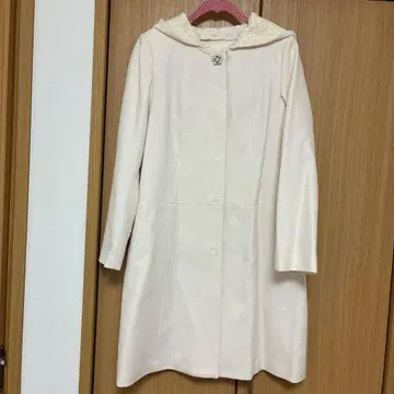 레스 빠세 화이트 후드 부착 롱 코트