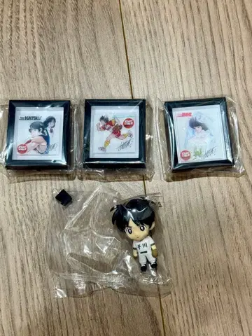 아다치 미츠루 선생님 사인 포함 피규어와 프레임 세트