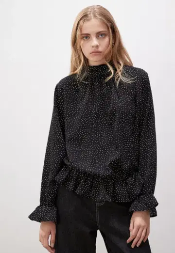 새상품 루스쿠 홀리데이 넥 프릴 블라우스 블랙 M 사이즈