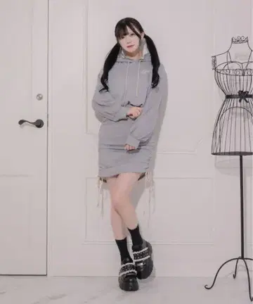 pium 후드 프릴 맨투맨 미니 원피스 그레이