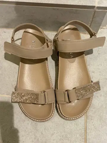 베이지 스트랩 비쥬 통굽 샌들