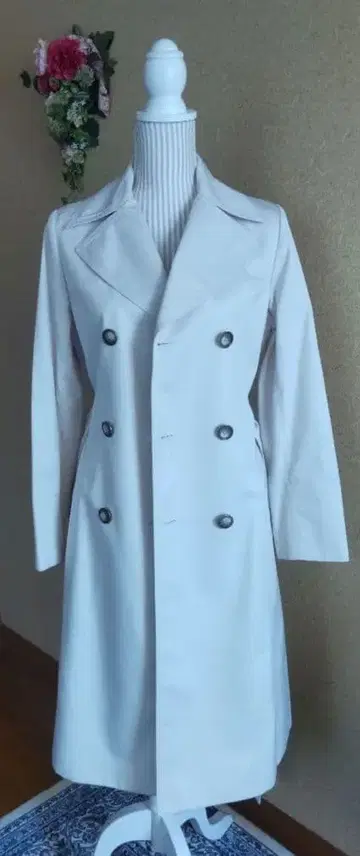 크림색 더블 트렌치코트