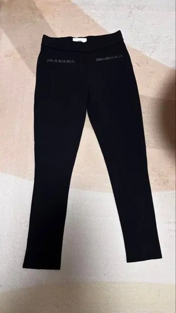 CHARLI 블랙 스키니 팬츠