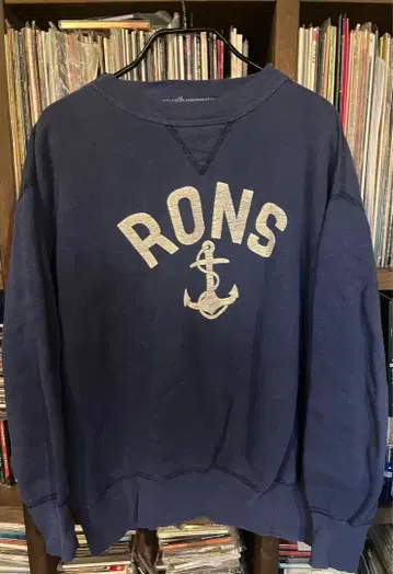 앞 V 닻 아치 로고 맨투맨