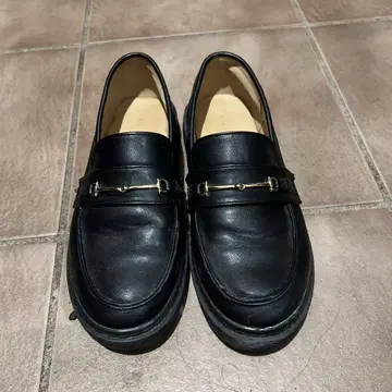 블랙 로퍼 골드 금장 장식 포함