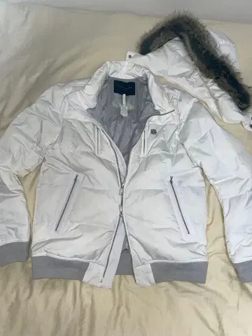 St ANDREWS 화이트 다운 자켓 후드 부착