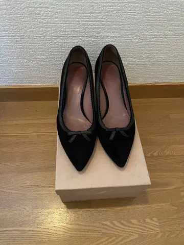 블랙 스웨이드 리본 펌프스