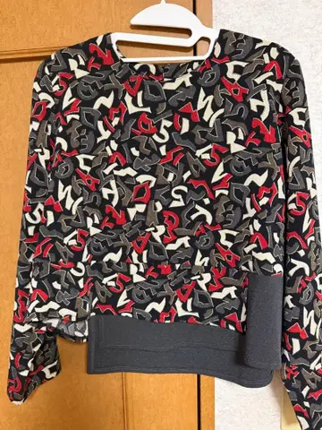 히토시무라타 긴팔 상의 추상 무늬