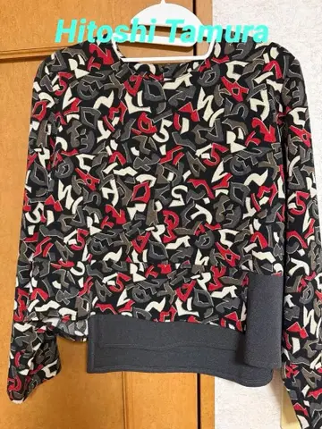 히토시 타무라 긴팔 상의 추상 무늬