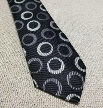 원형 무늬 넥타이 블랙