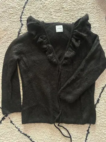 NOUNLESS 프릴 달린 모헤어 블랙 가디건 새상품급 배송비 포함