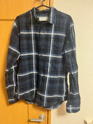 네이비 계열 체크 긴팔 플란넬 셔츠