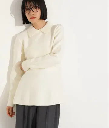 카라 부착 페플럼 니트