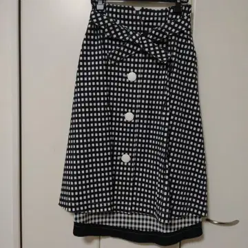 엠즈 그레이시 플레어 스커트 블랙과 화이트 체크 무늬