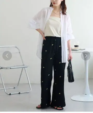 미사용 새상품 택 없음 Discoat 원단 자카드 자수 플레어 팬츠