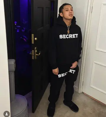 Secret 셋업 eyden candee 착용