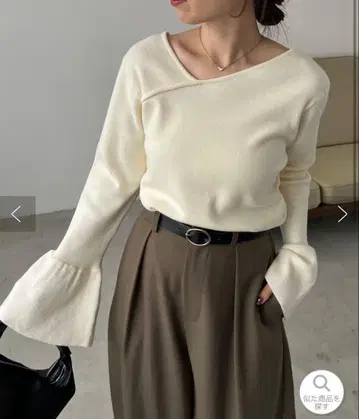 카프리슈 마쥬 플레어 소매 아지메 넥 니트 아이보리