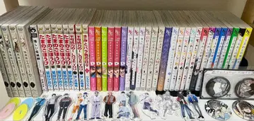 코믹스 40권 + 아크릴 스탠드 + 캔 배지 세트!