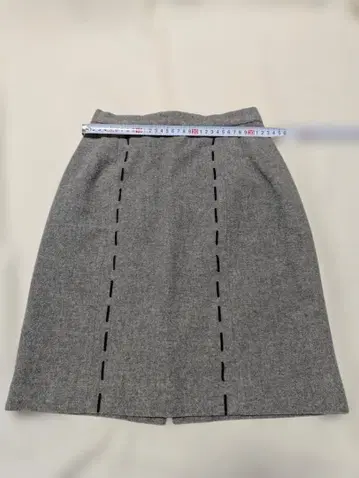 라네 스포츠 그레이 타이트 스커트 무릎 기장