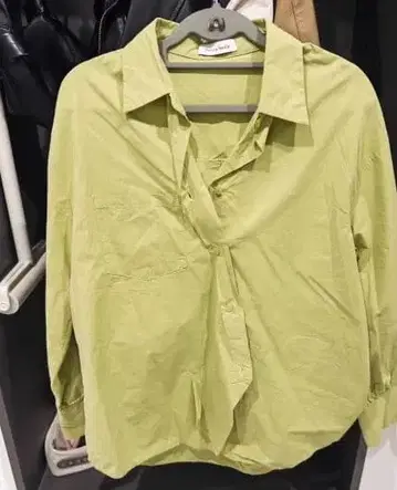옐로우 그린 버튼 포함 셔츠