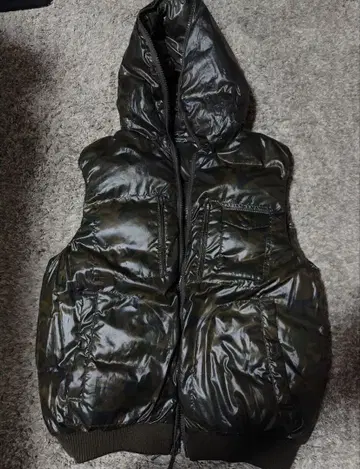 꼼사맨 다크 그린 & 카모플라쥬 리버서블 후드 부착 다운 베스트