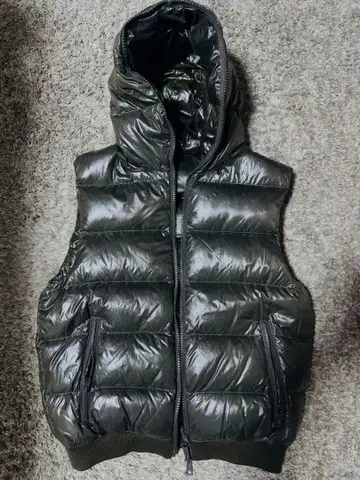 꼼사맨 다크 그린 & 카모플라쥬 리버서블 후드 부착 다운 베스트