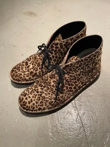 클락스 레오파드 처카 부츠