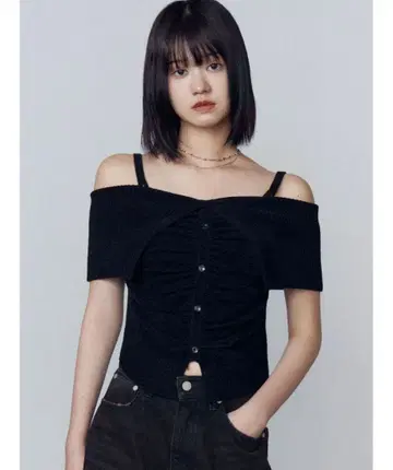 EMODA 프론트 버튼 오프숄더 니트