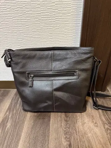 다크 브라운 가죽 숄더백